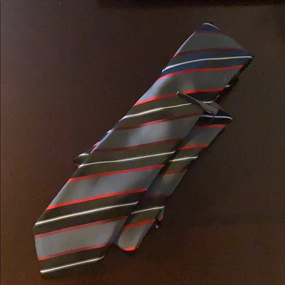 Brand new men’s tie with a clip!